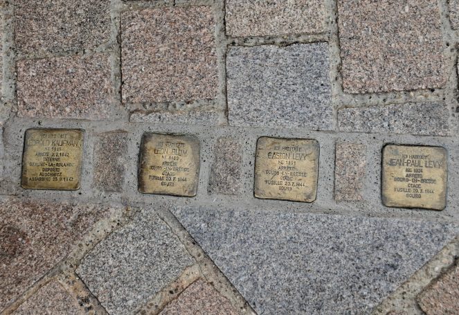 Stolpersteine vor der Synagoge